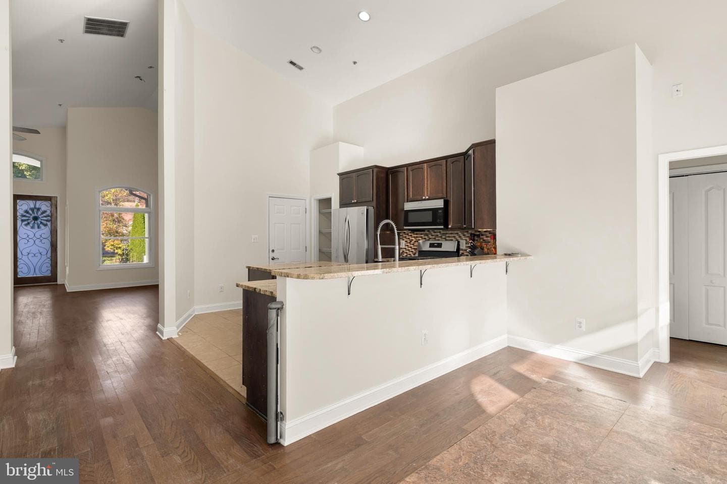 1207 Thompson Avenue photo 9