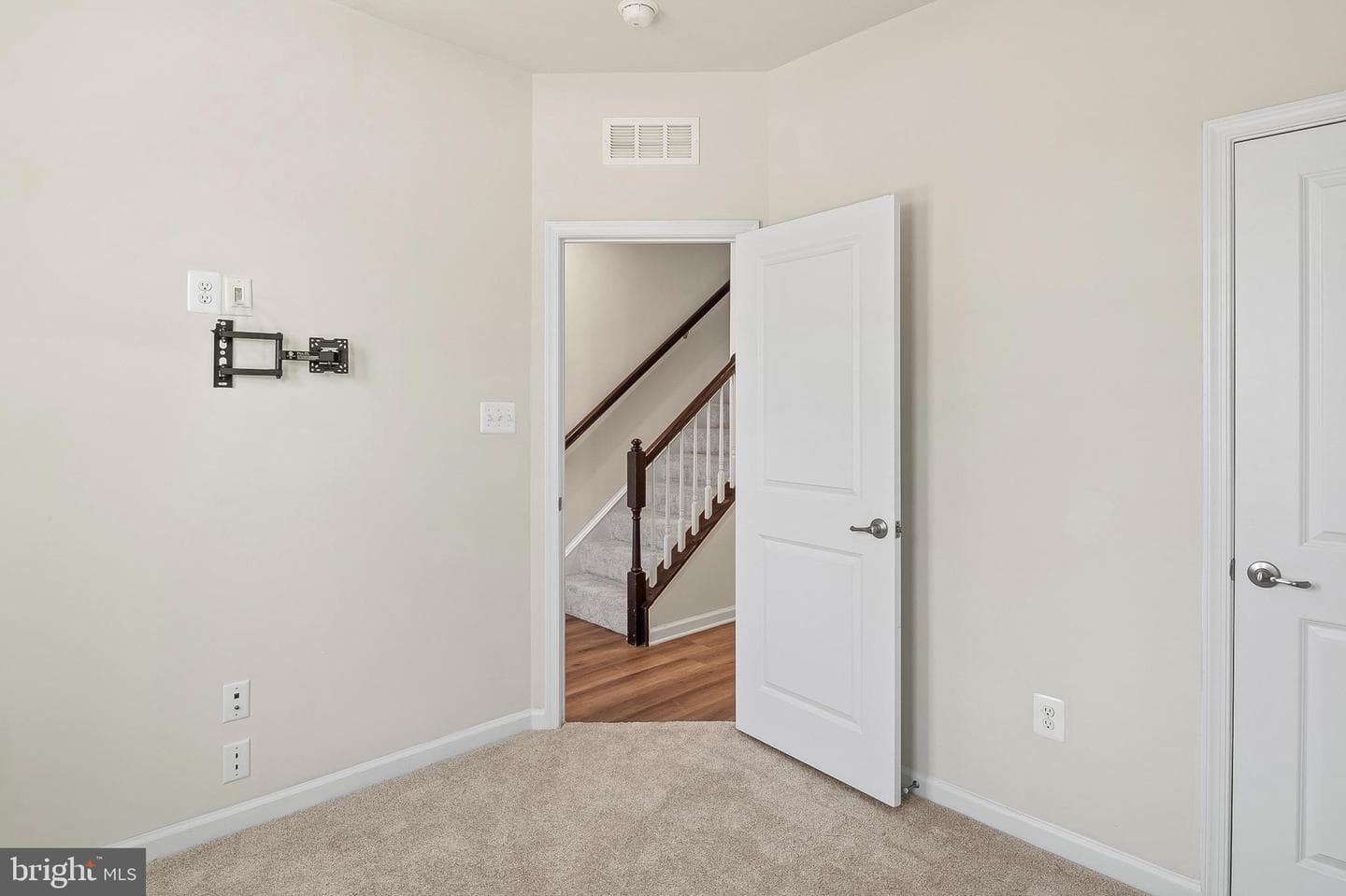 7519 Mundell Road photo 5
