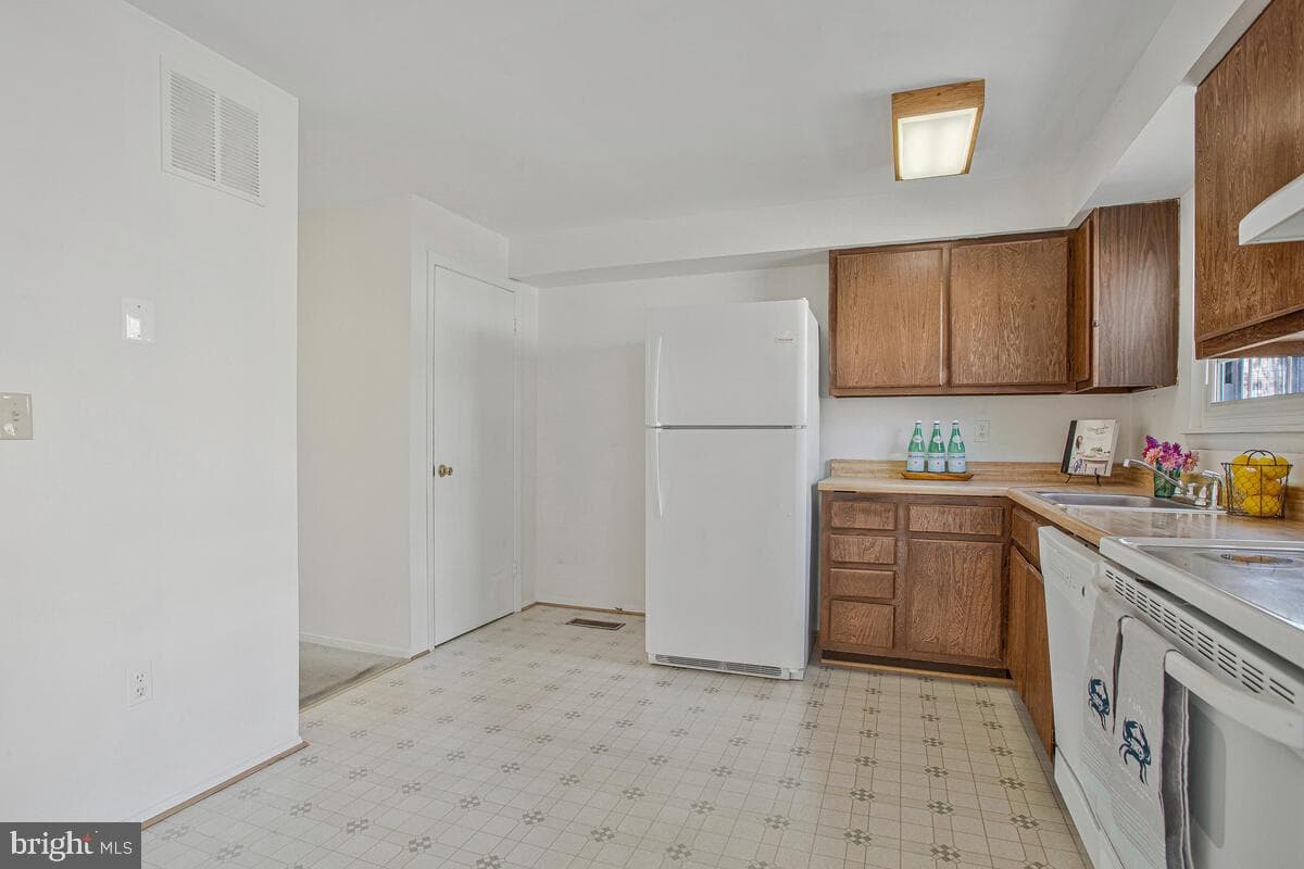 7641 Hennesey Court photo 8
