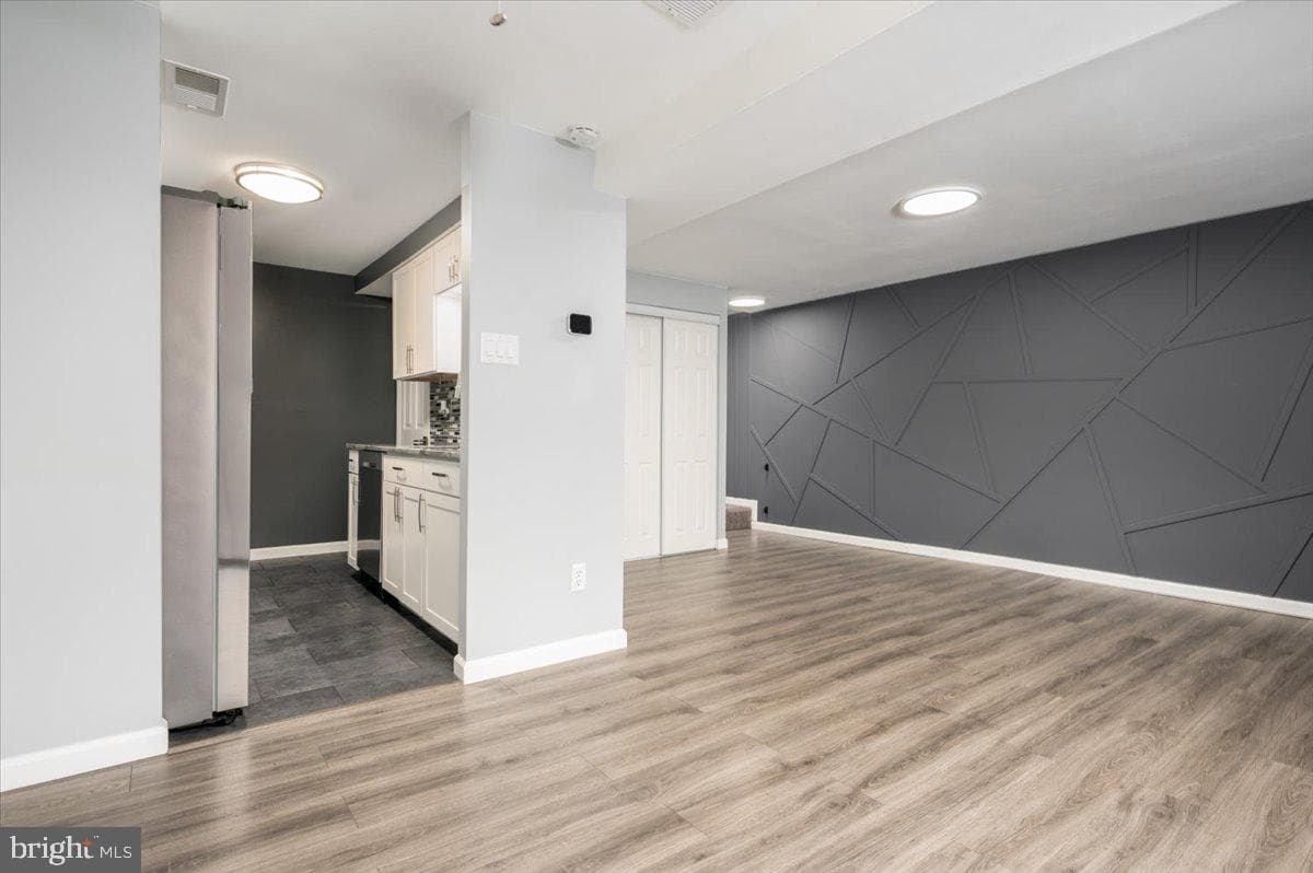480 West Court photo 11