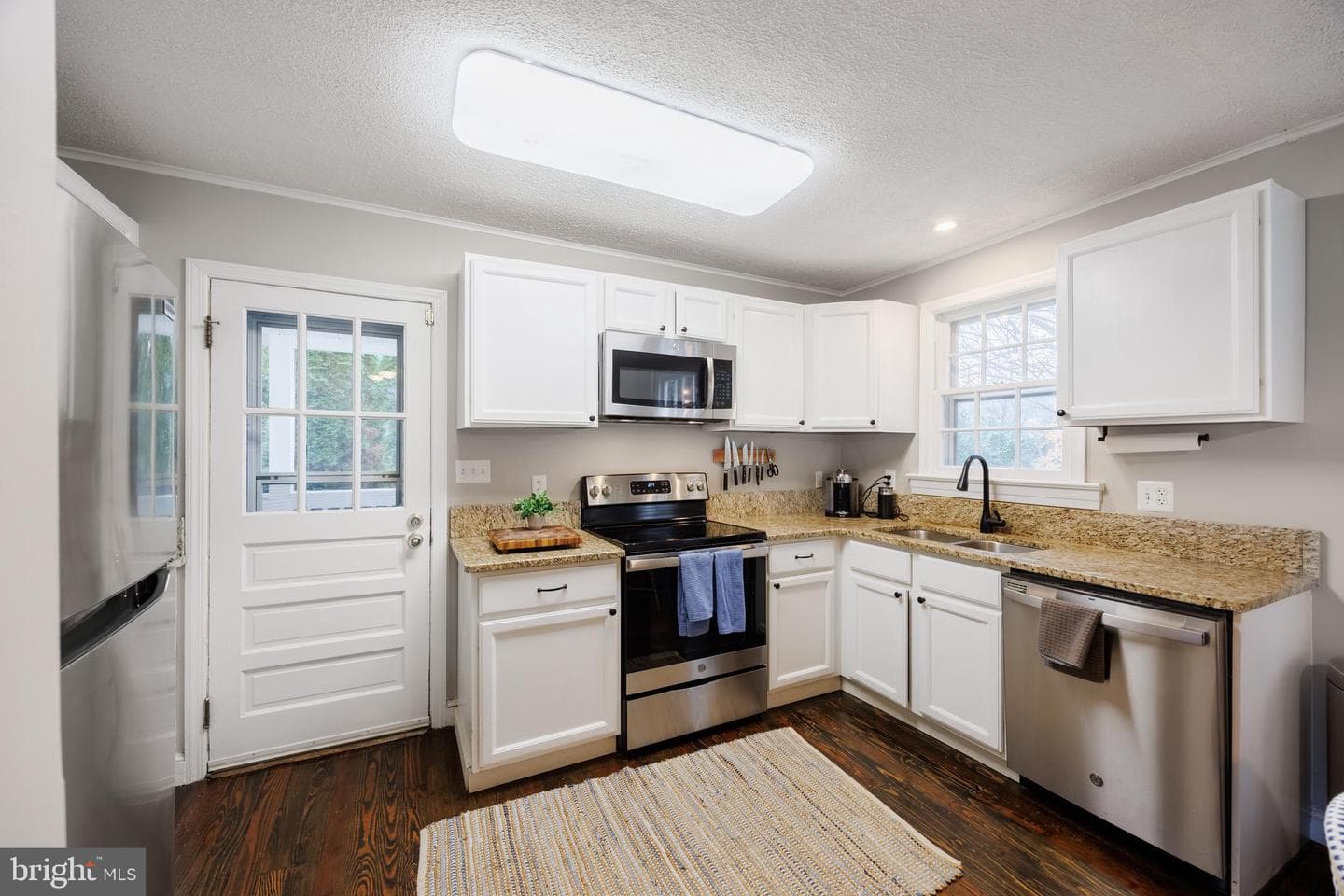 309 N Woodlawn Avenue N photo 9