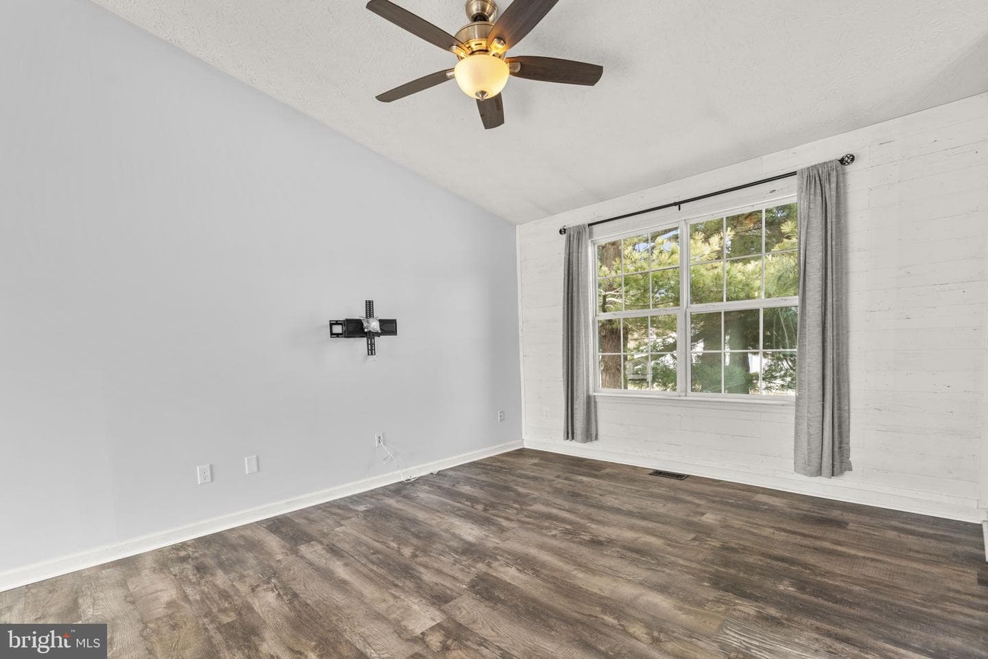 1821 Division Road photo 4