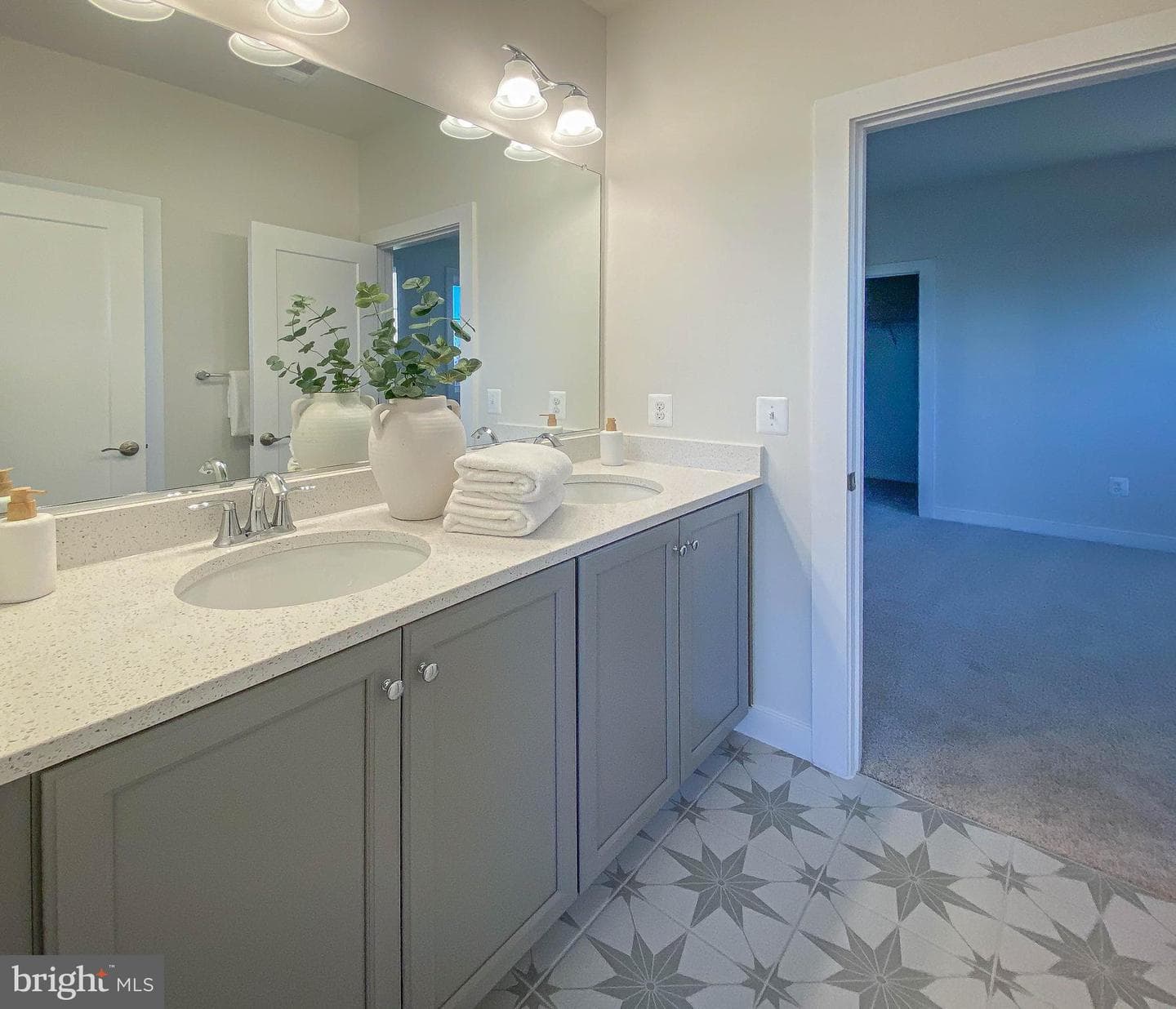 205 Cahill Ave photo 16