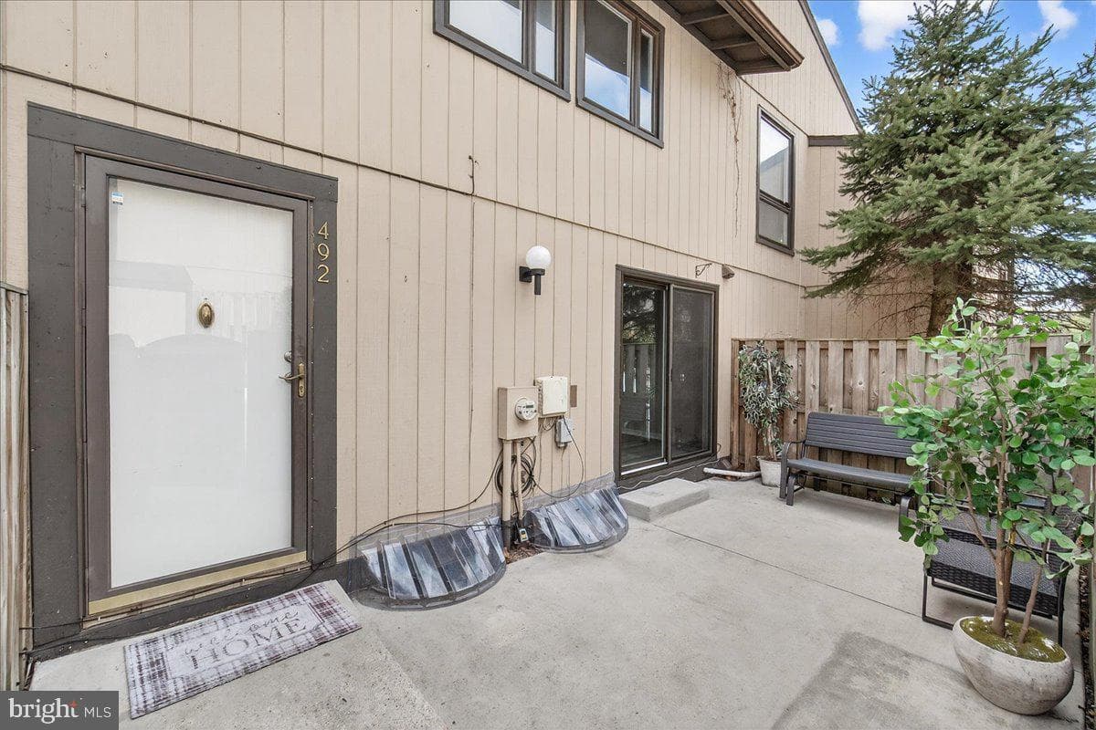 492 West Court photo 28