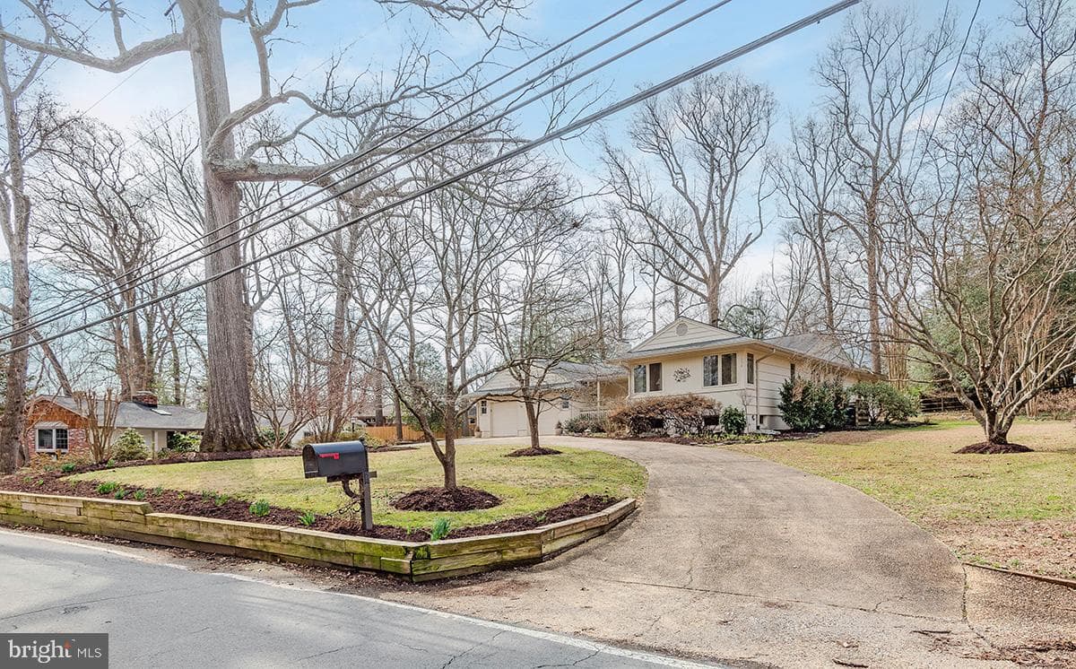 1838 Lindamoor Drive photo 3