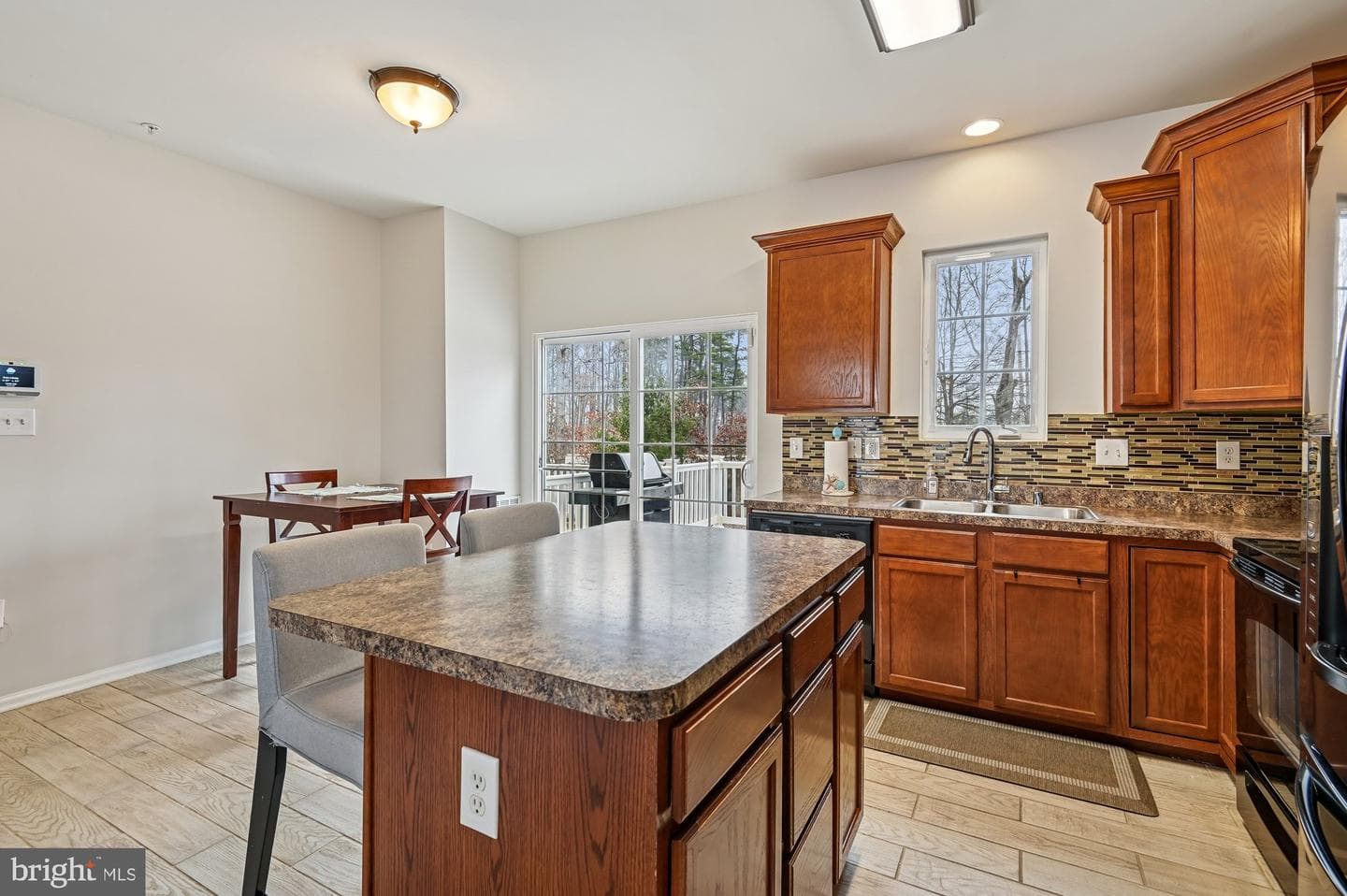 821 Croggan Crescent photo 9