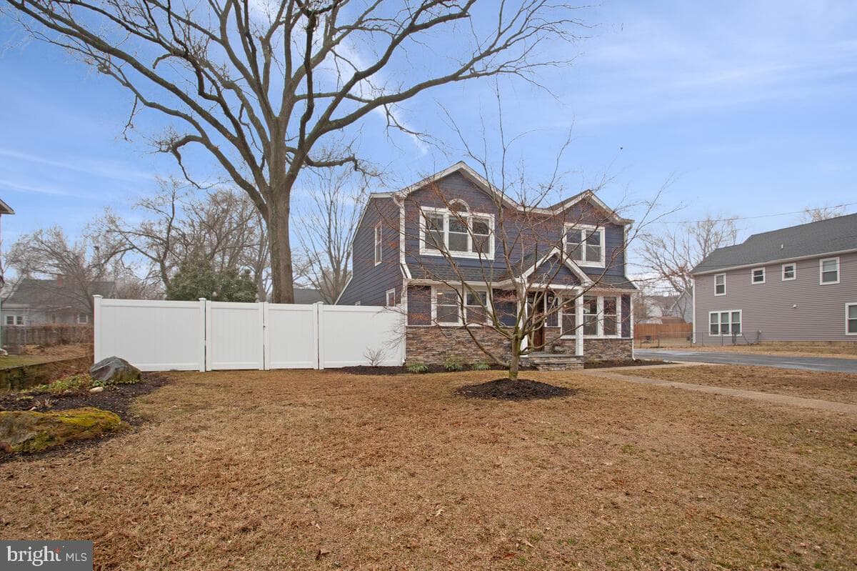 805 Barrett Avenue photo 2