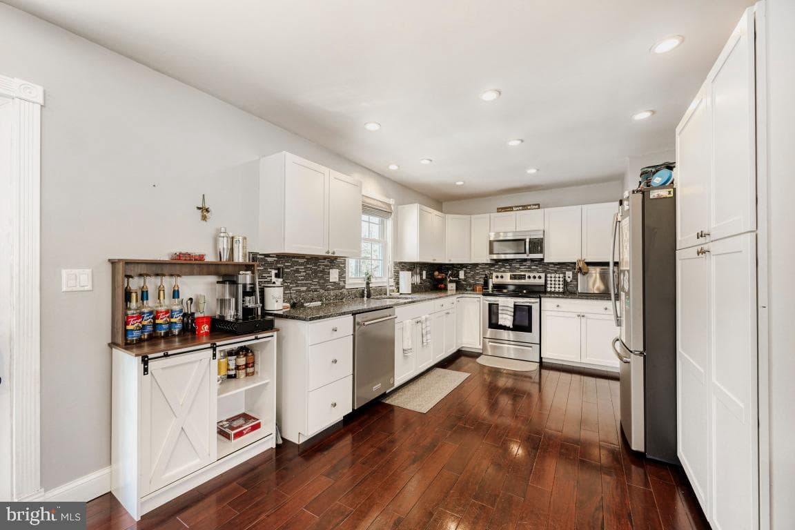 2110 Hallmark Drive photo 11