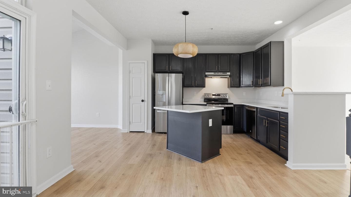1404 Pangbourne Way photo 2