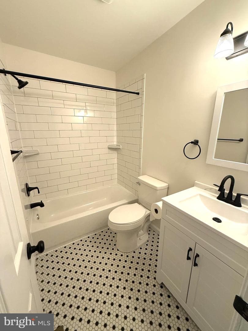 327 Walton Avenue photo 16