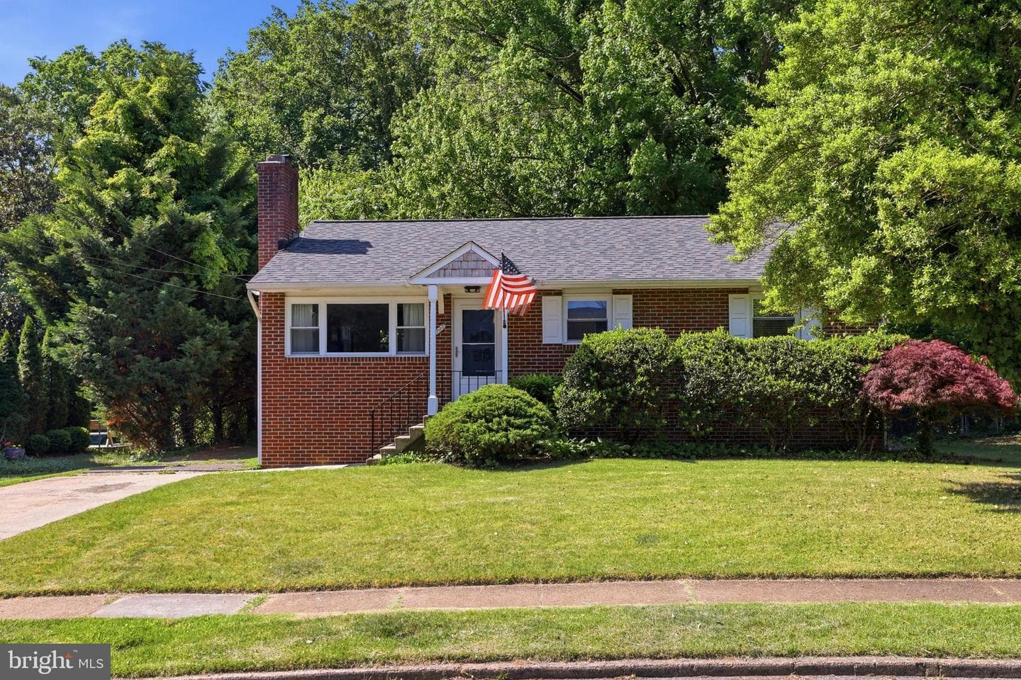 735 Warren Drive photo 2