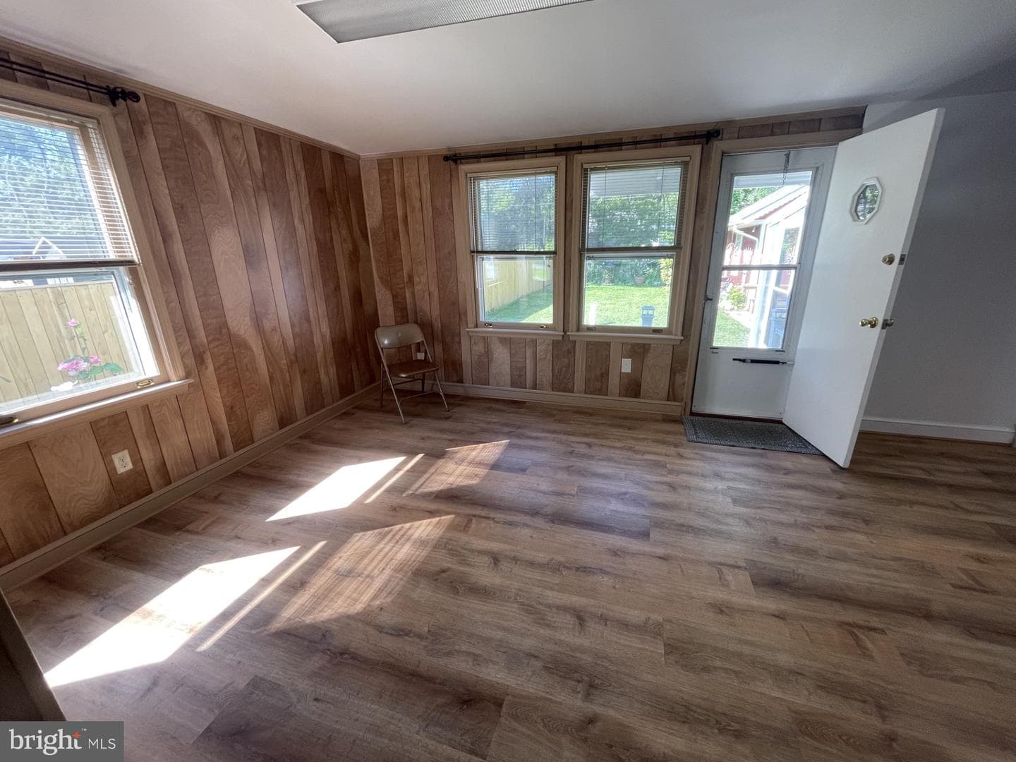 209 Beverley Avenue photo 48