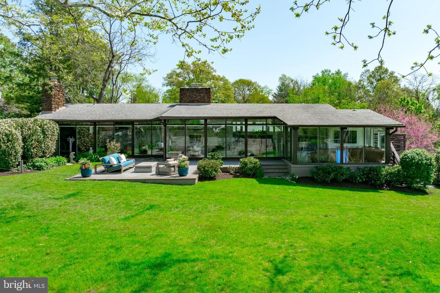 1924 Thomas Drive photo 1