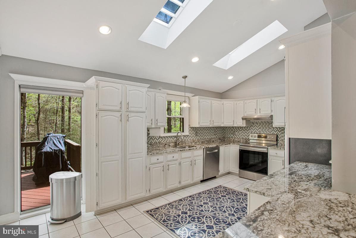 1486 Kingsway Court photo 16