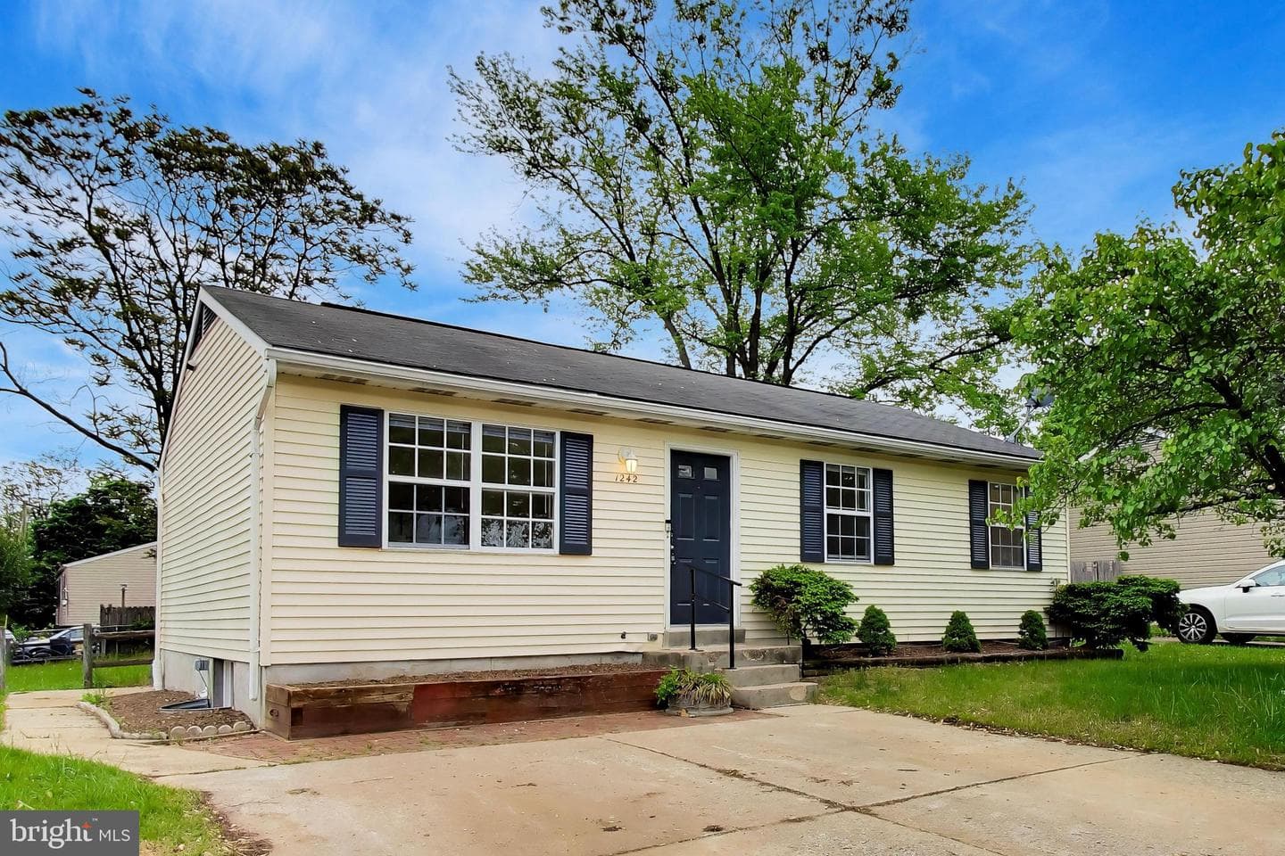 1242 Cedarcliff Drive photo 2