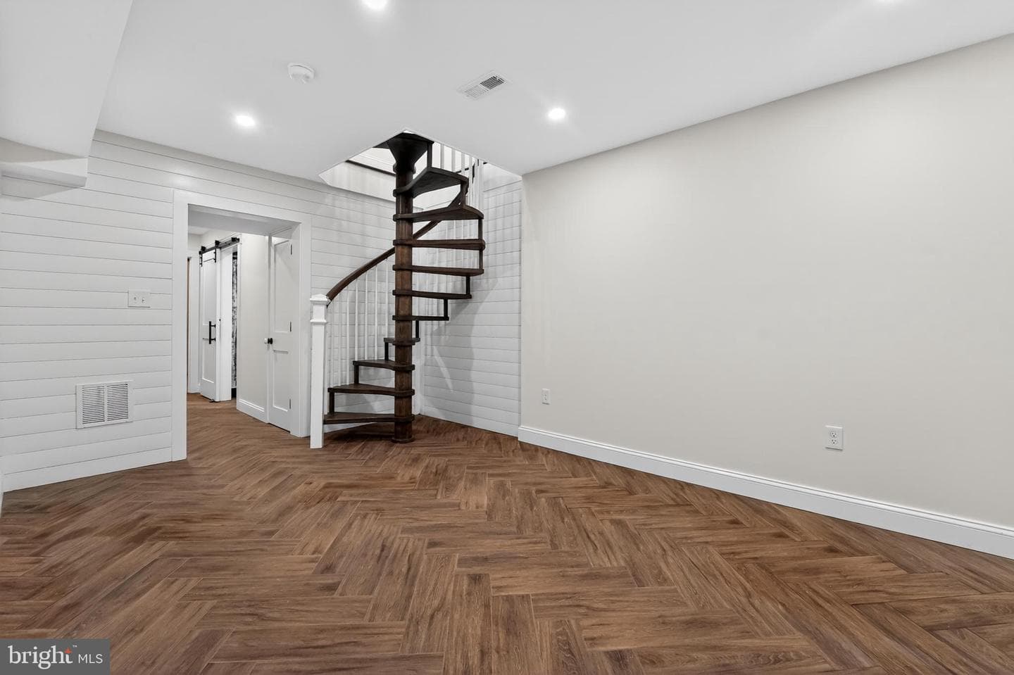 9 College Avenue photo 43