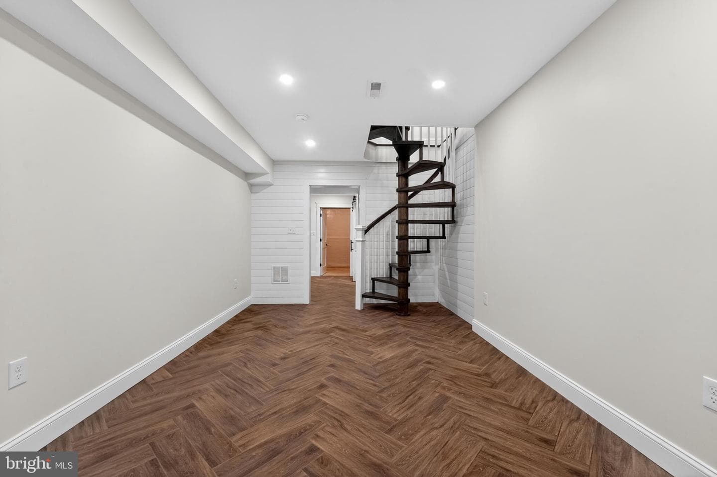 9 College Avenue photo 44