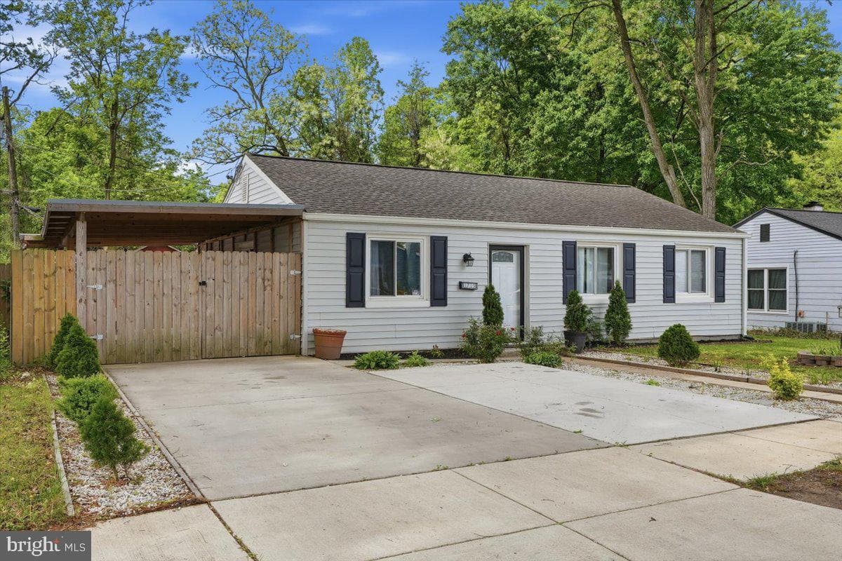 1715 Saunders Way photo 4