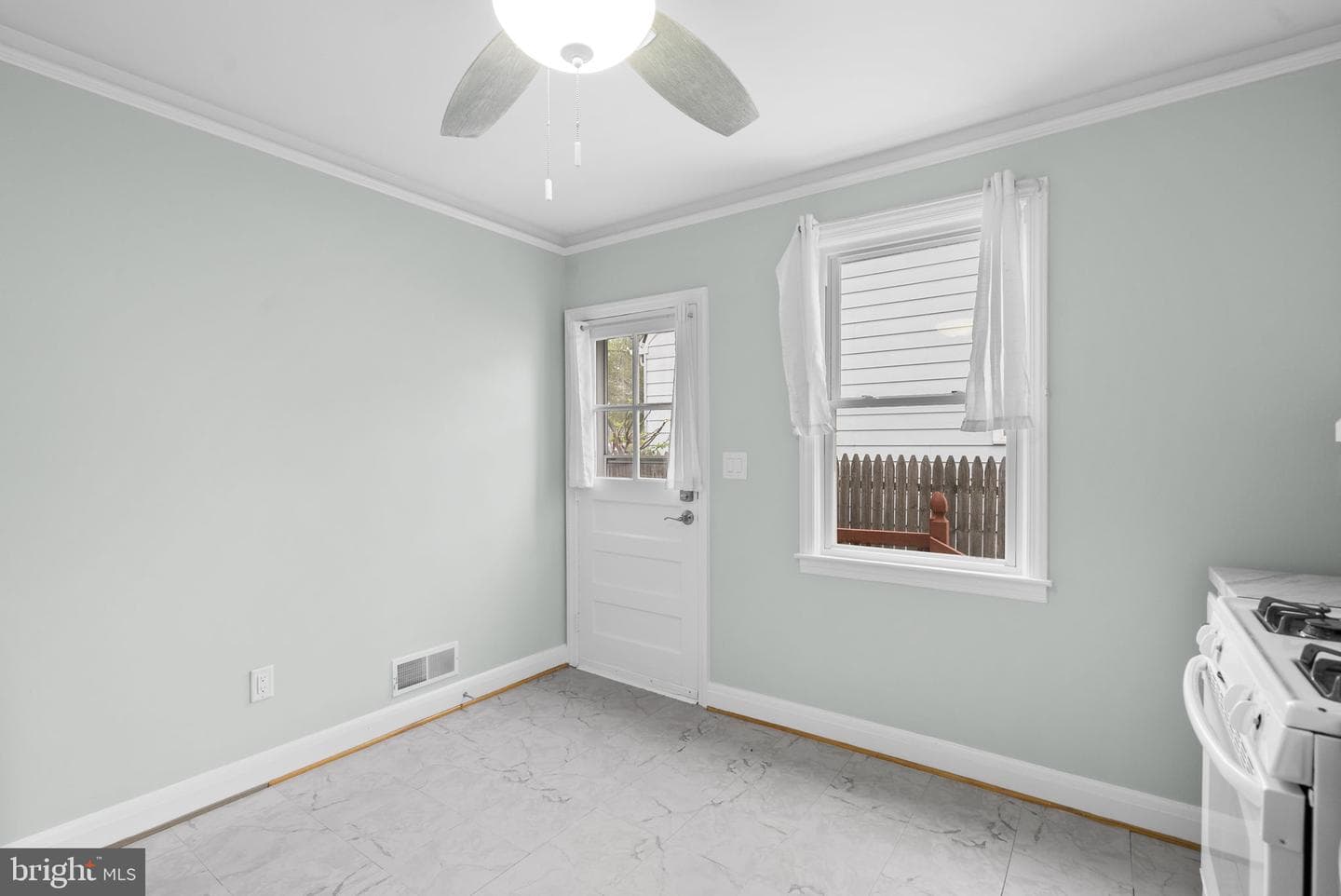 306 Vernon Ave photo 17