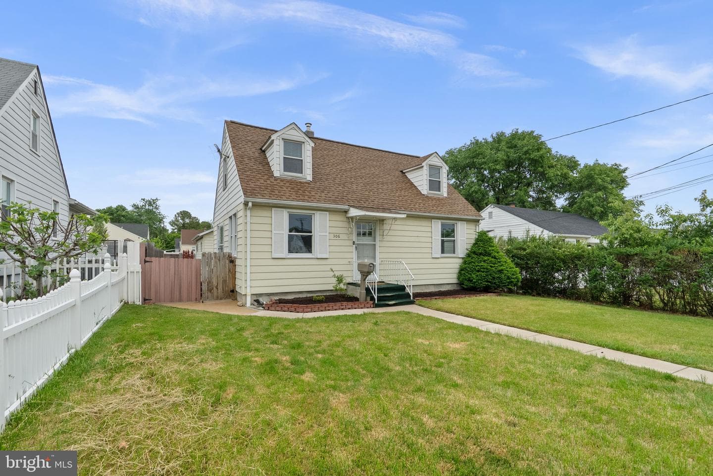 306 Vernon Ave photo 2