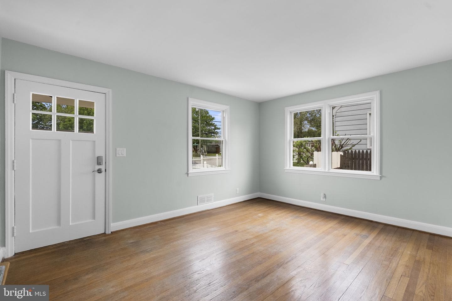 306 Vernon Ave photo 4
