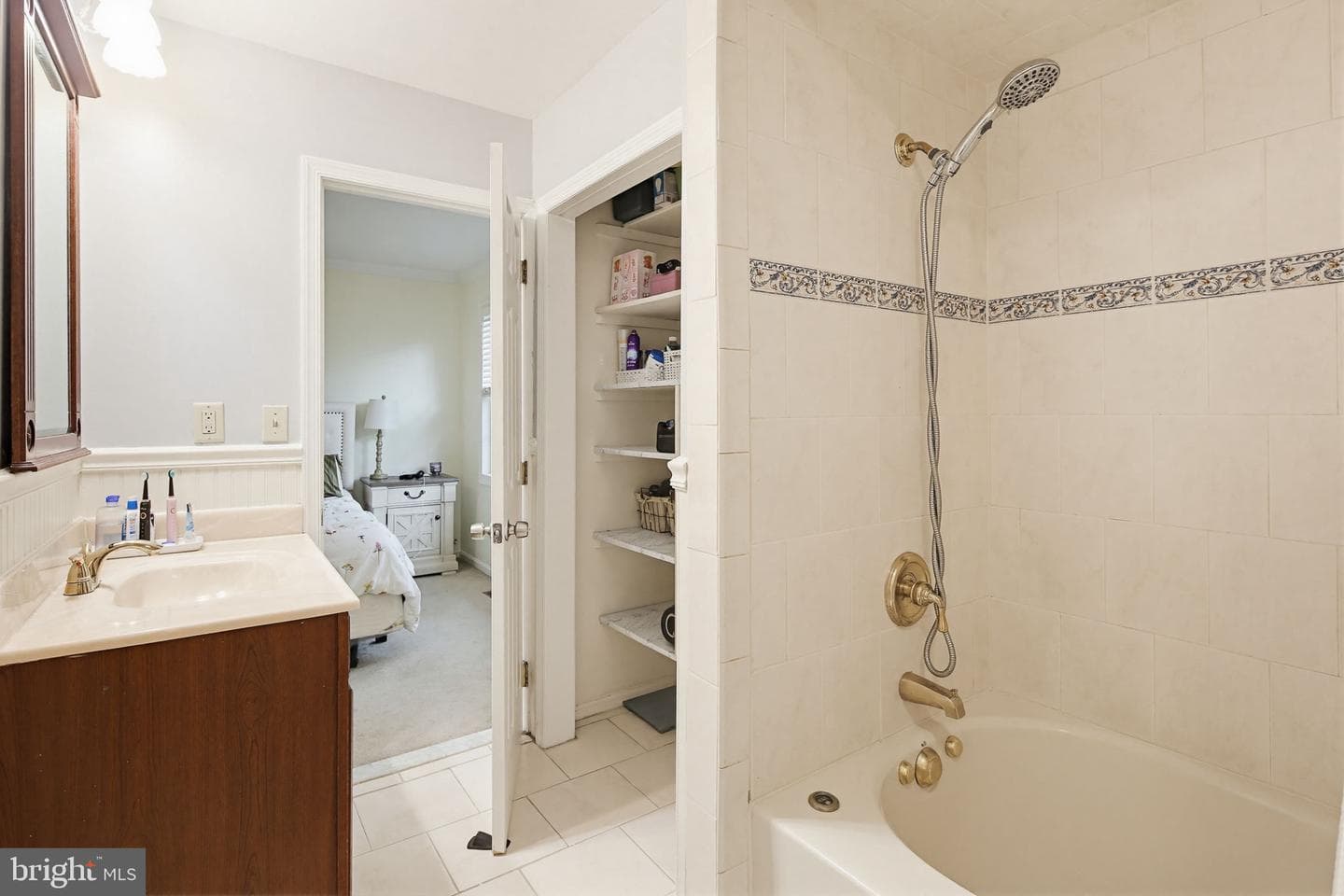 363 Ellenham Court photo 20
