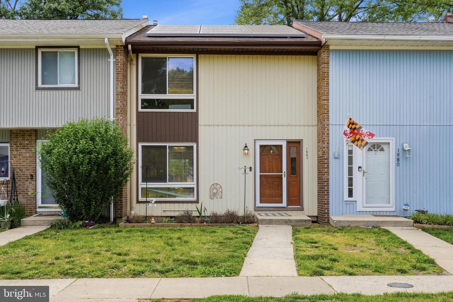 1982 Cambridge Dr photo 2