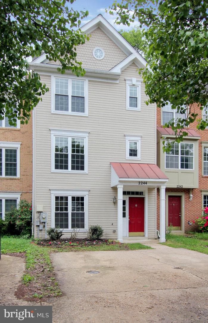 2244 Commissary Circle photo 1
