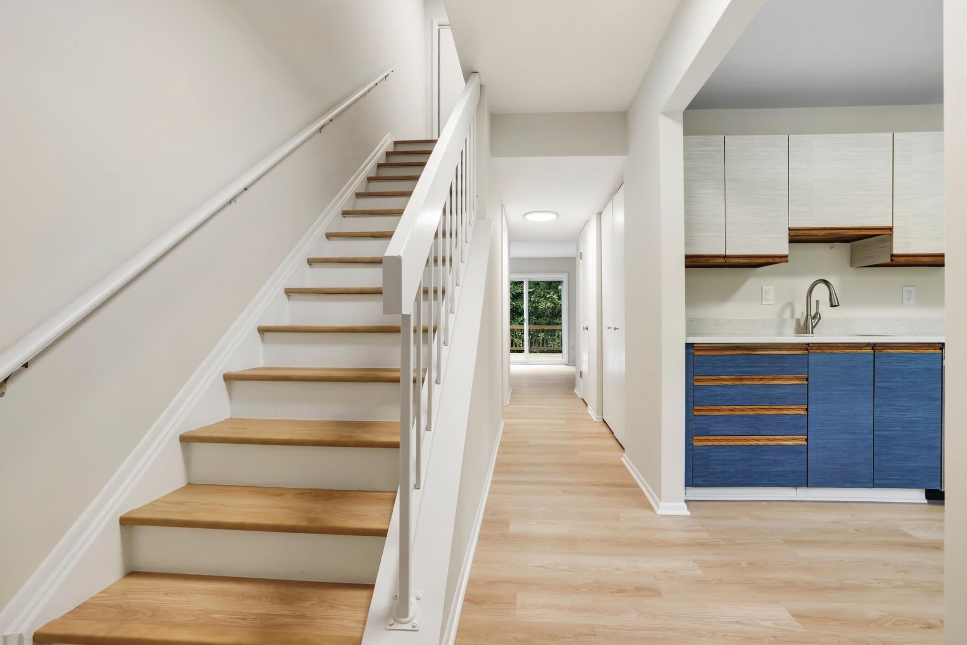 1608 Woodtree Court W photo 2