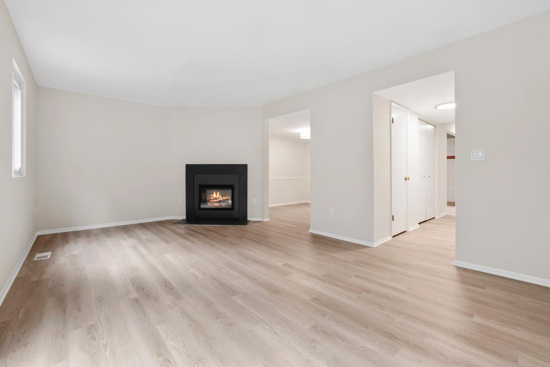 1608 Woodtree Court W photo 8