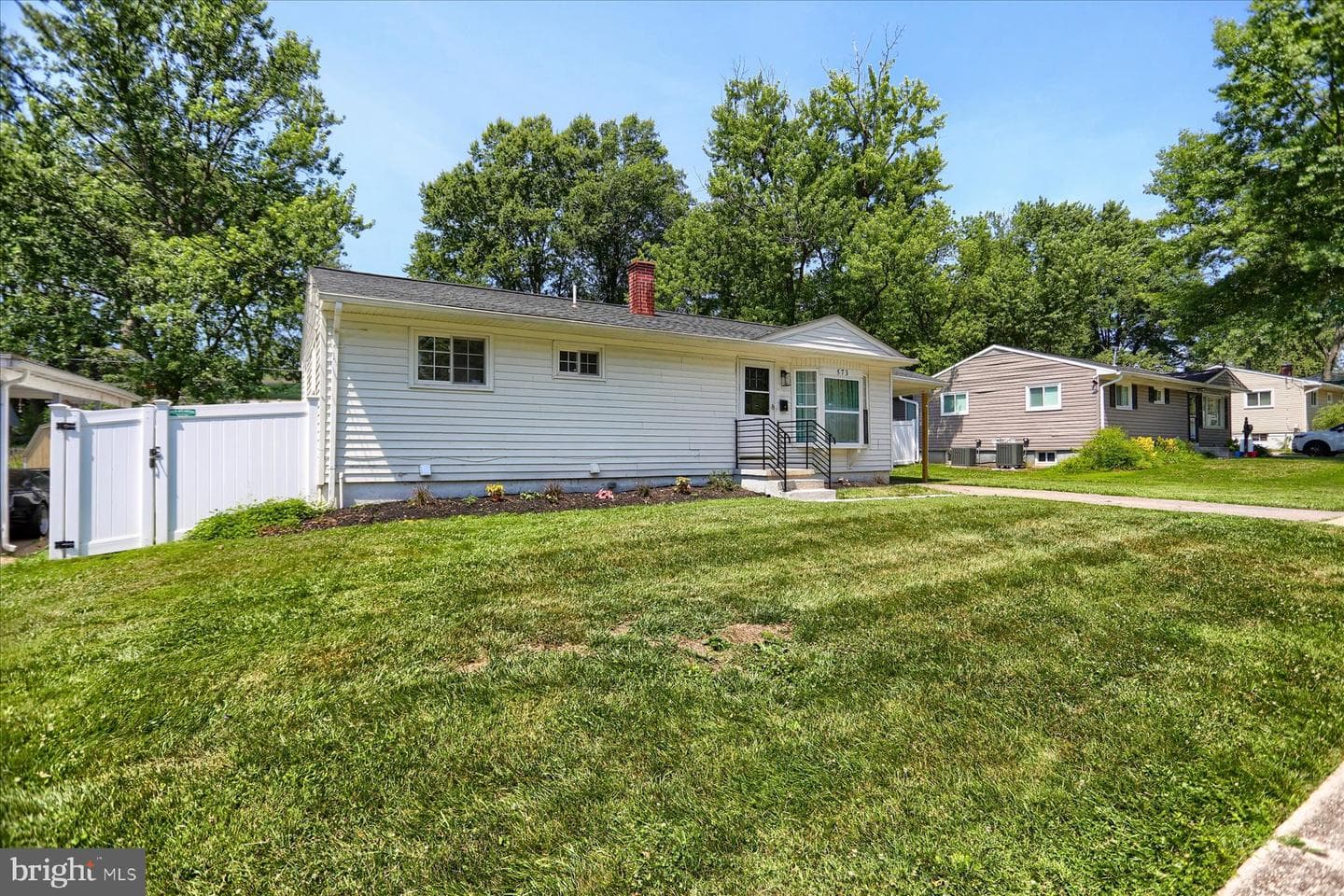 573 Rita Dr photo 2