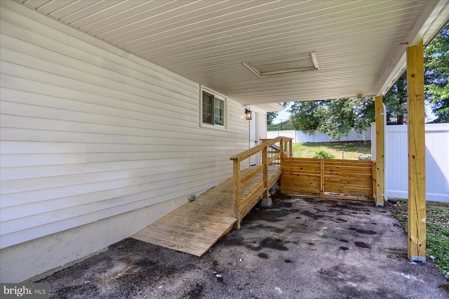 573 Rita Dr photo 4
