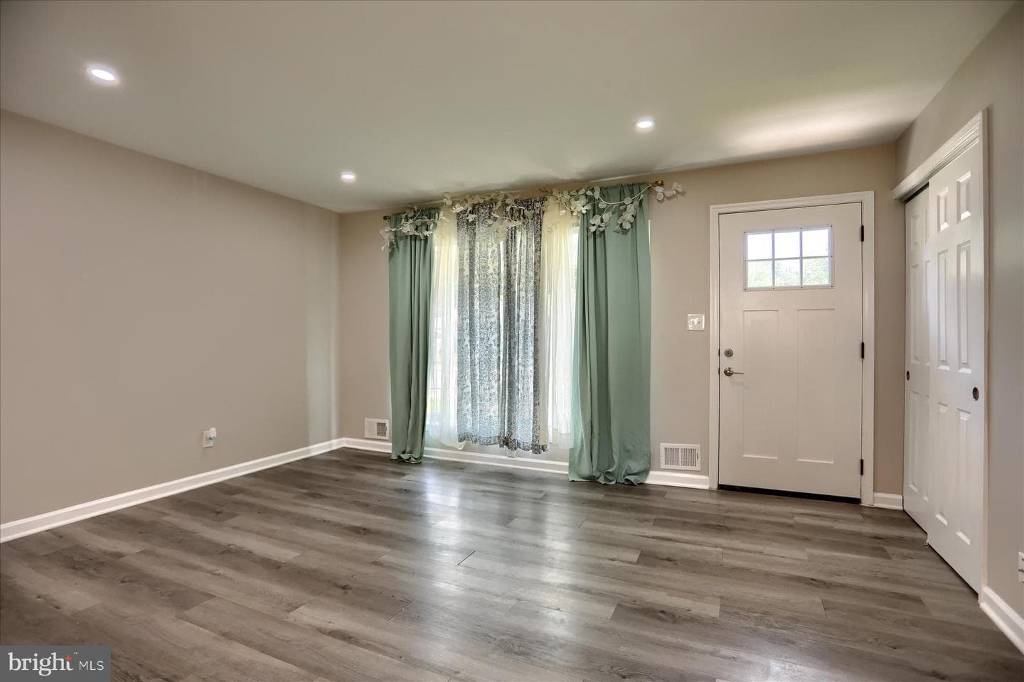 573 Rita Dr photo 8