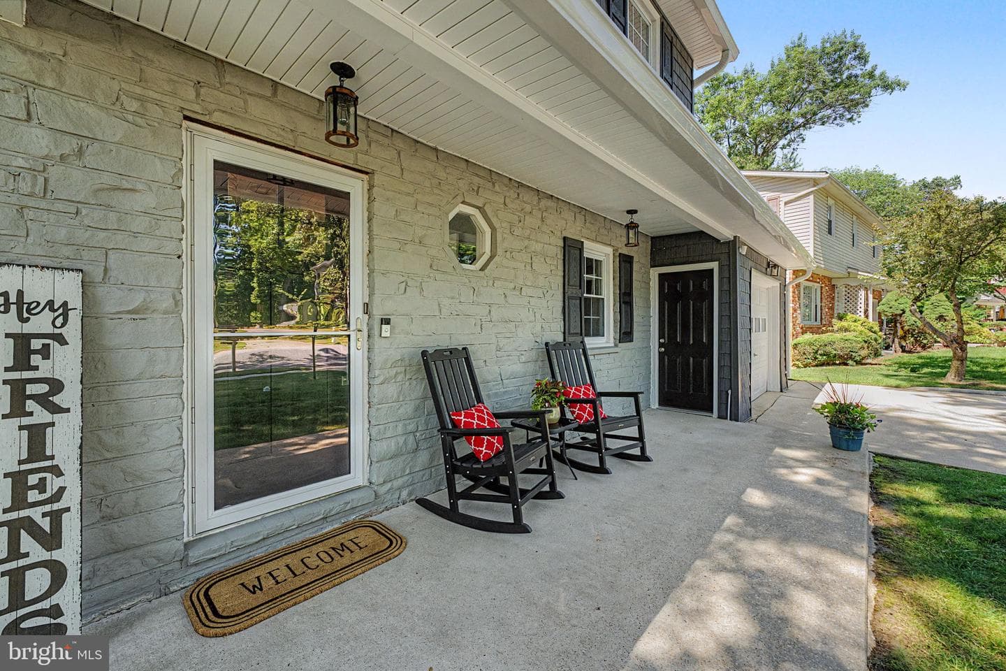 564 Williamsburg Lane photo 3