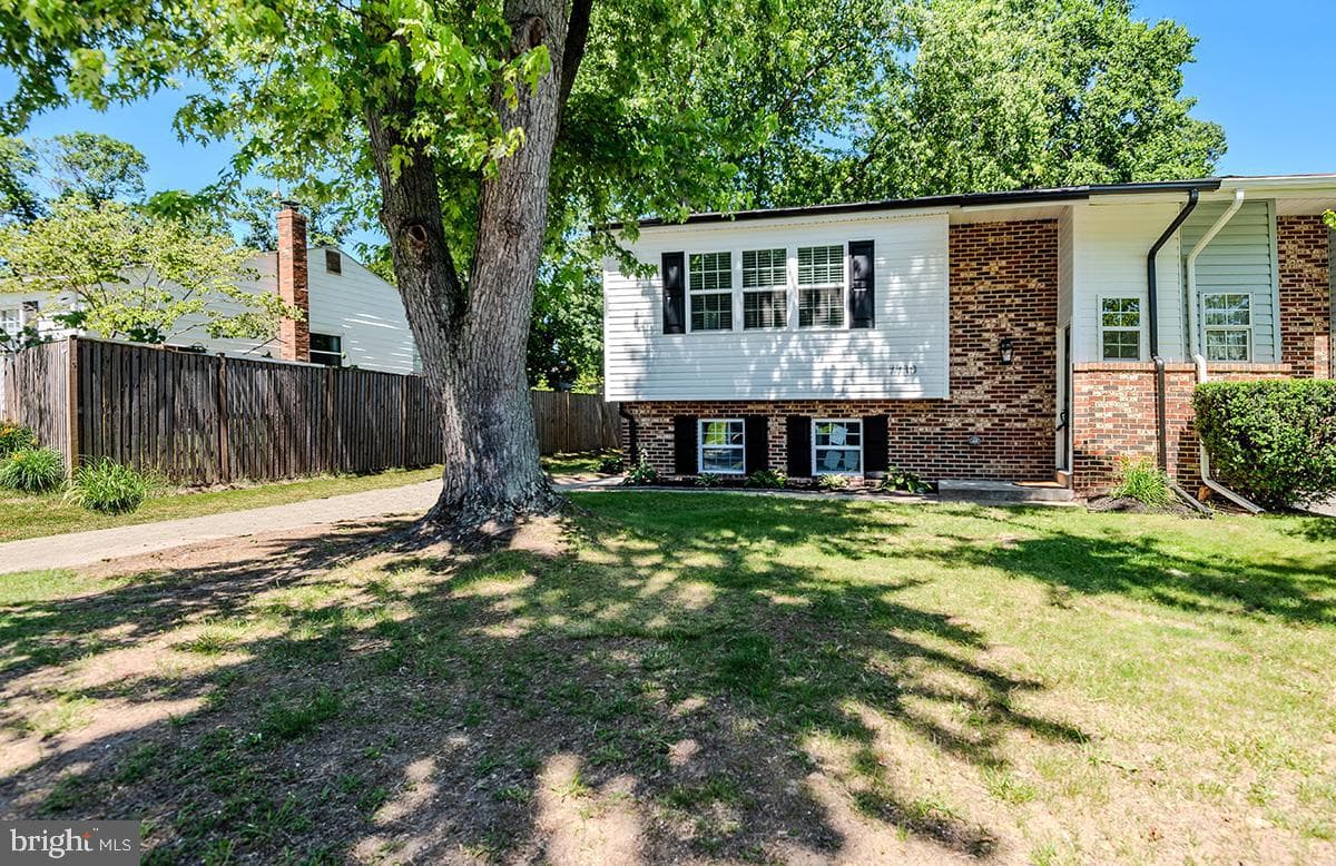 7730 Middlegate Court photo 4