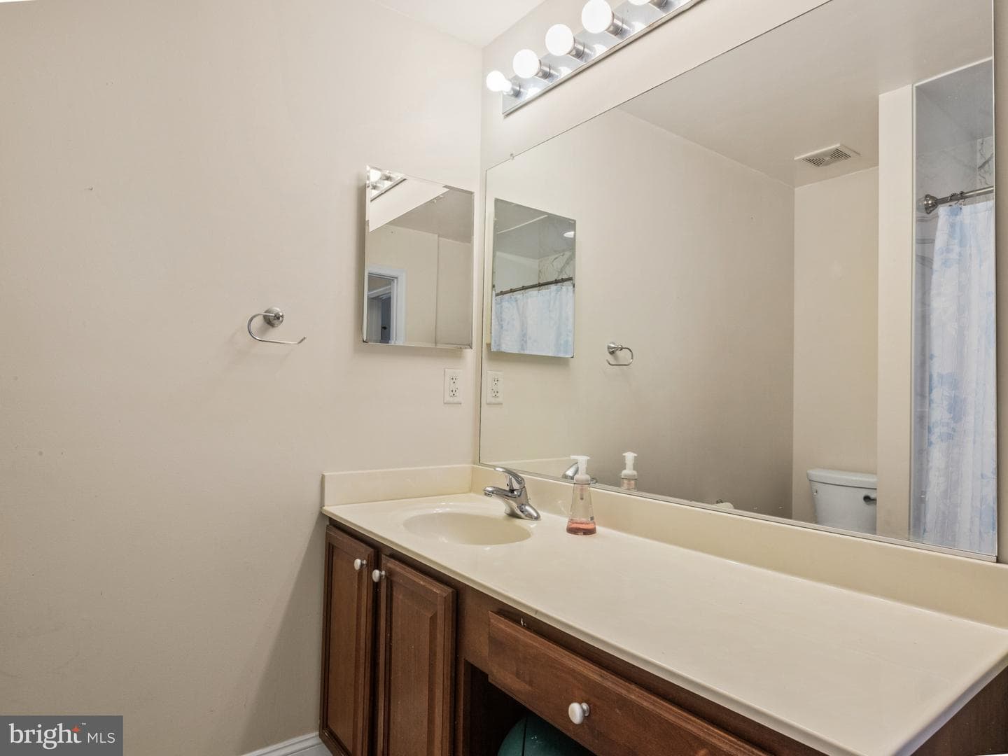 2433 Ogden Square photo 27