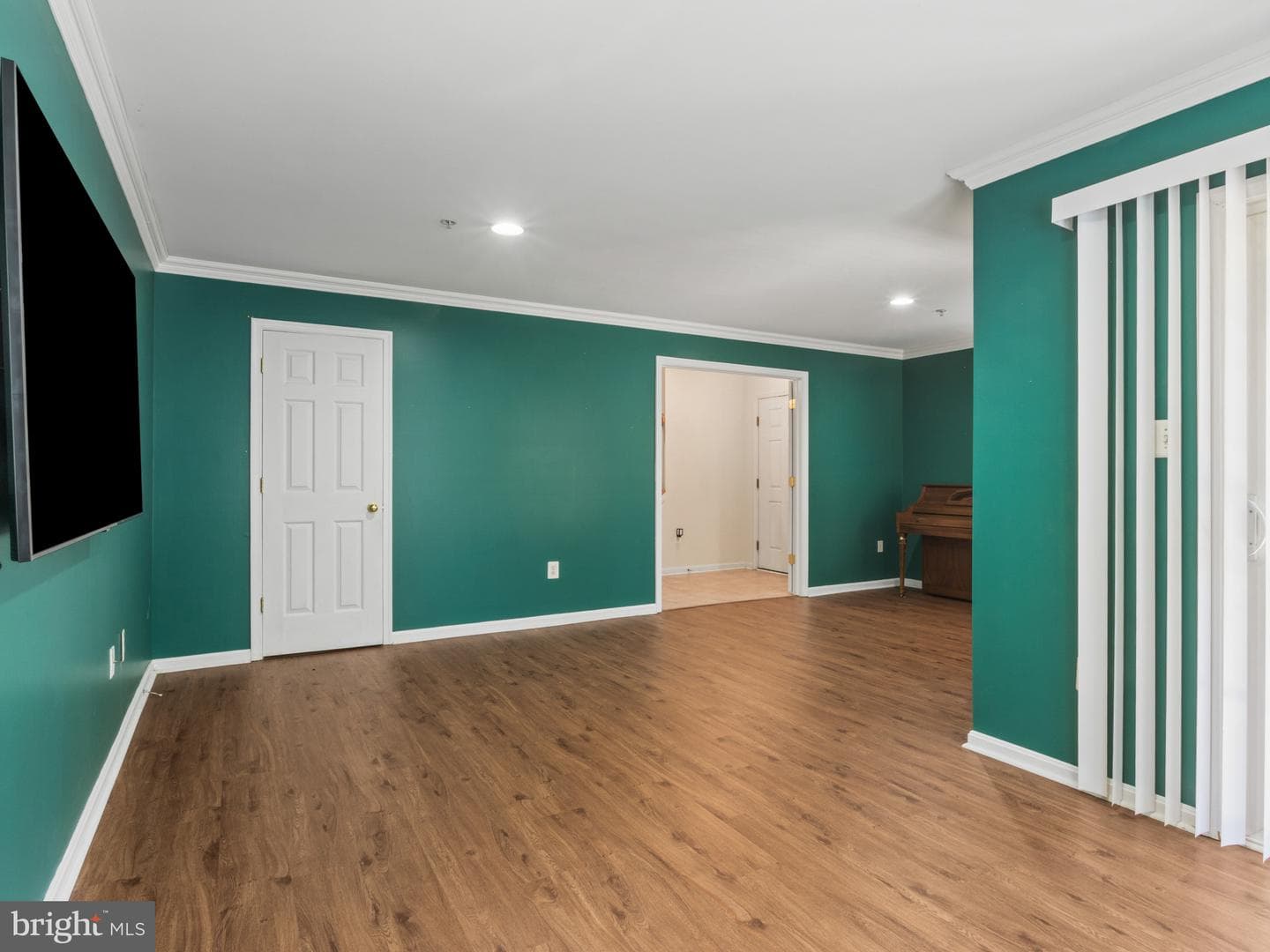2433 Ogden Square photo 9