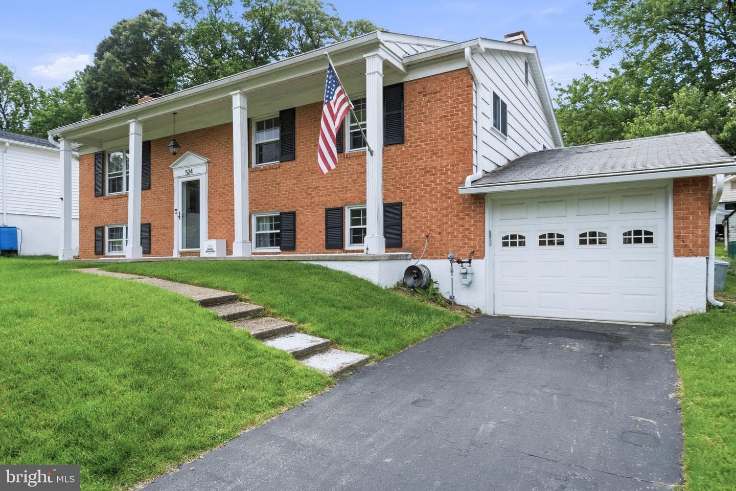524 Maple Ridge Lane photo 2