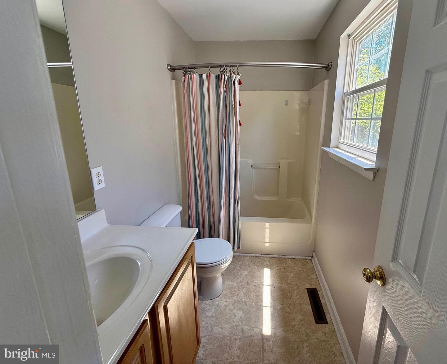 65 Lawrence Avenue photo 22