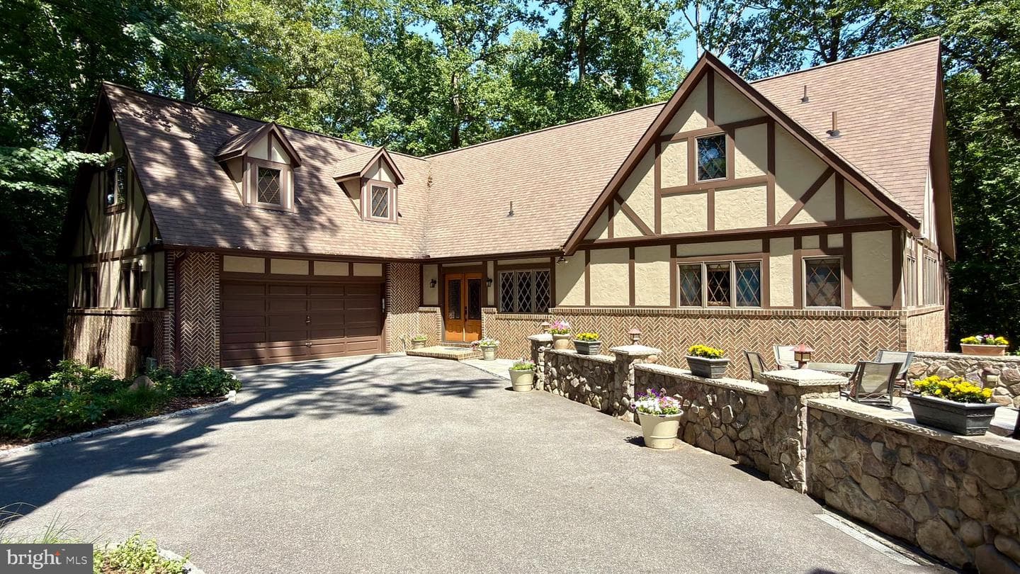1228 Fenwick Garth photo 1