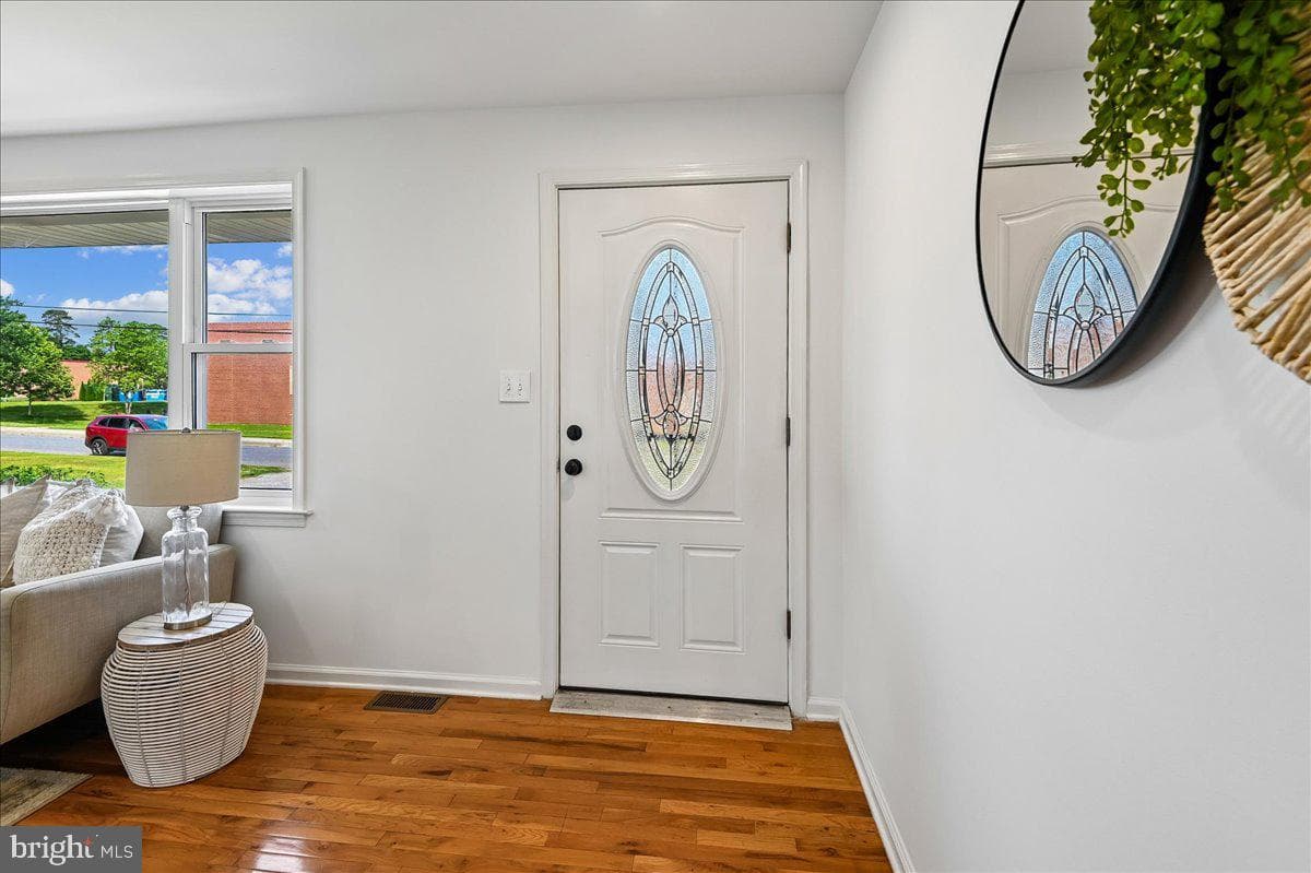 201 Scott Avenue photo 3
