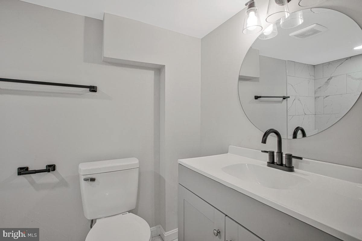 906 Hammonds Lane photo 3