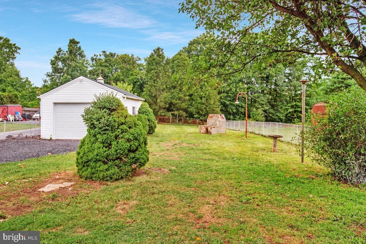 906 Hammonds Lane photo 7