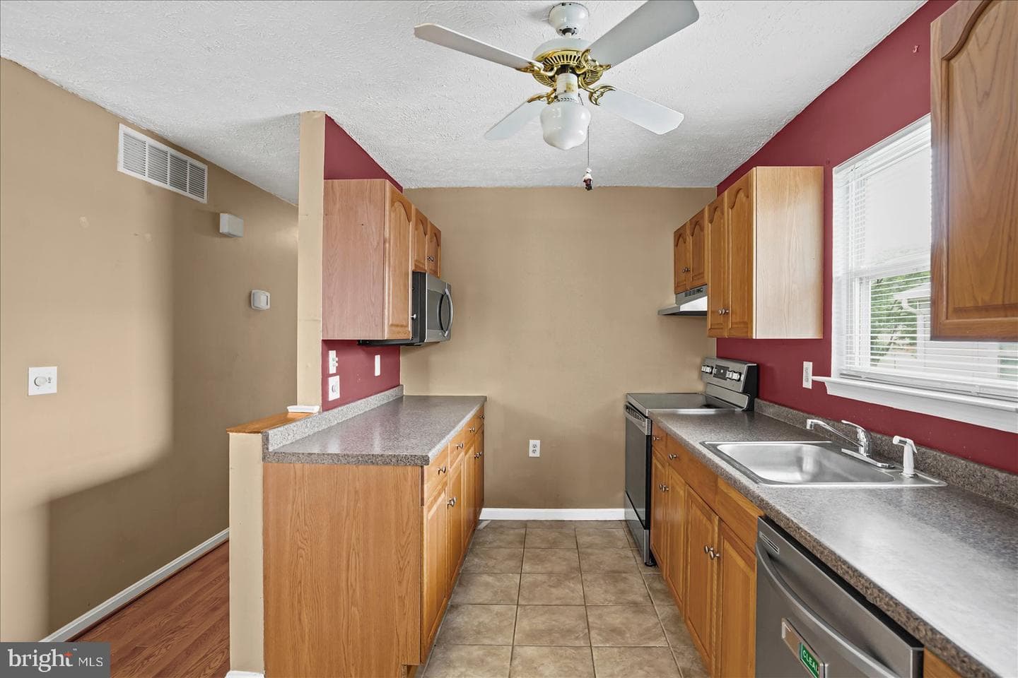 560 Elizabeth Lane photo 4
