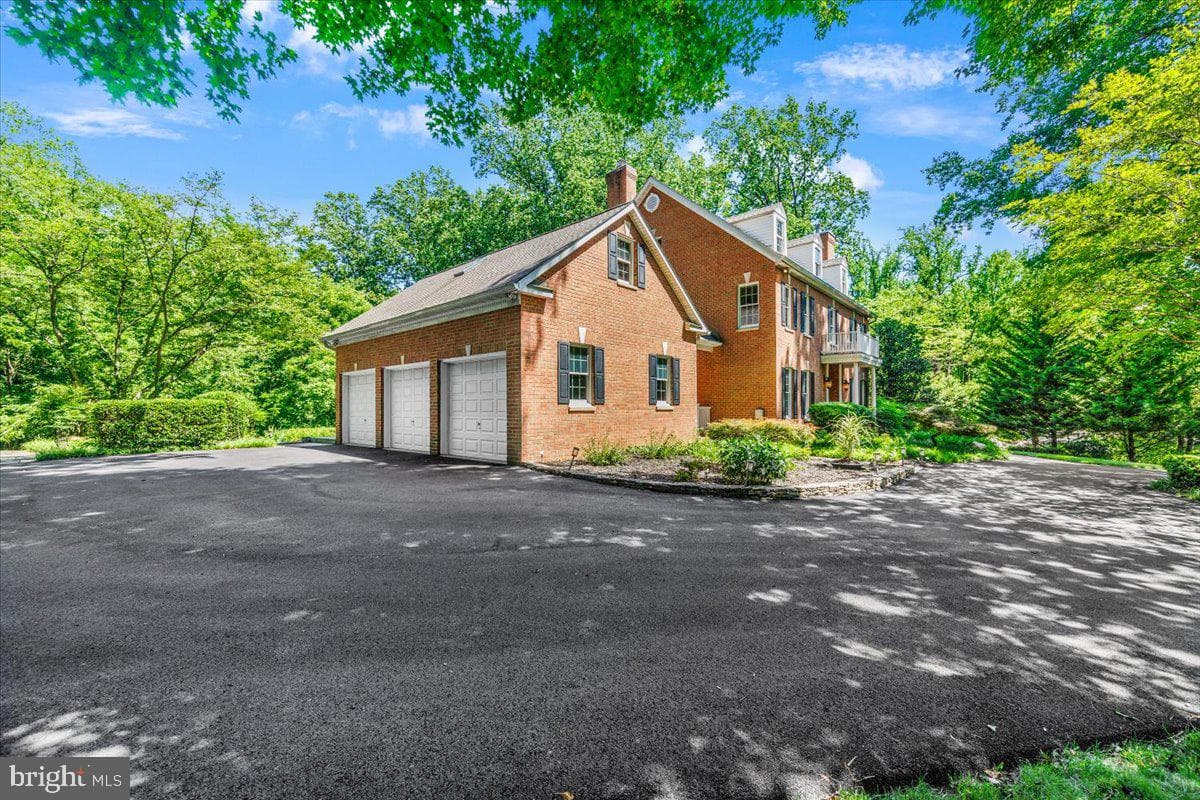 1135 Goldfinch Lane photo 3