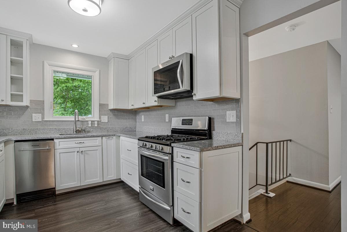454 Manor Road photo 9