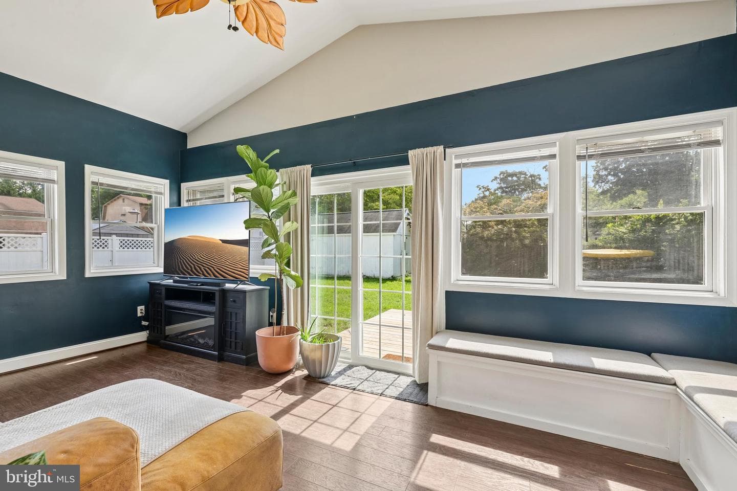 335 Beach Avenue photo 4
