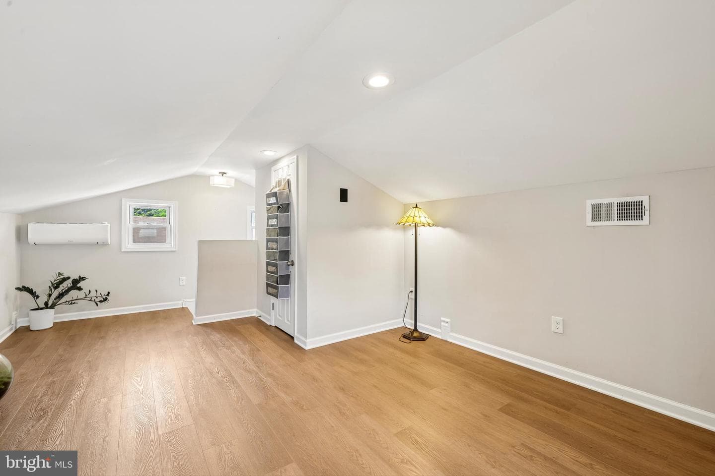 335 Beach Avenue photo 5
