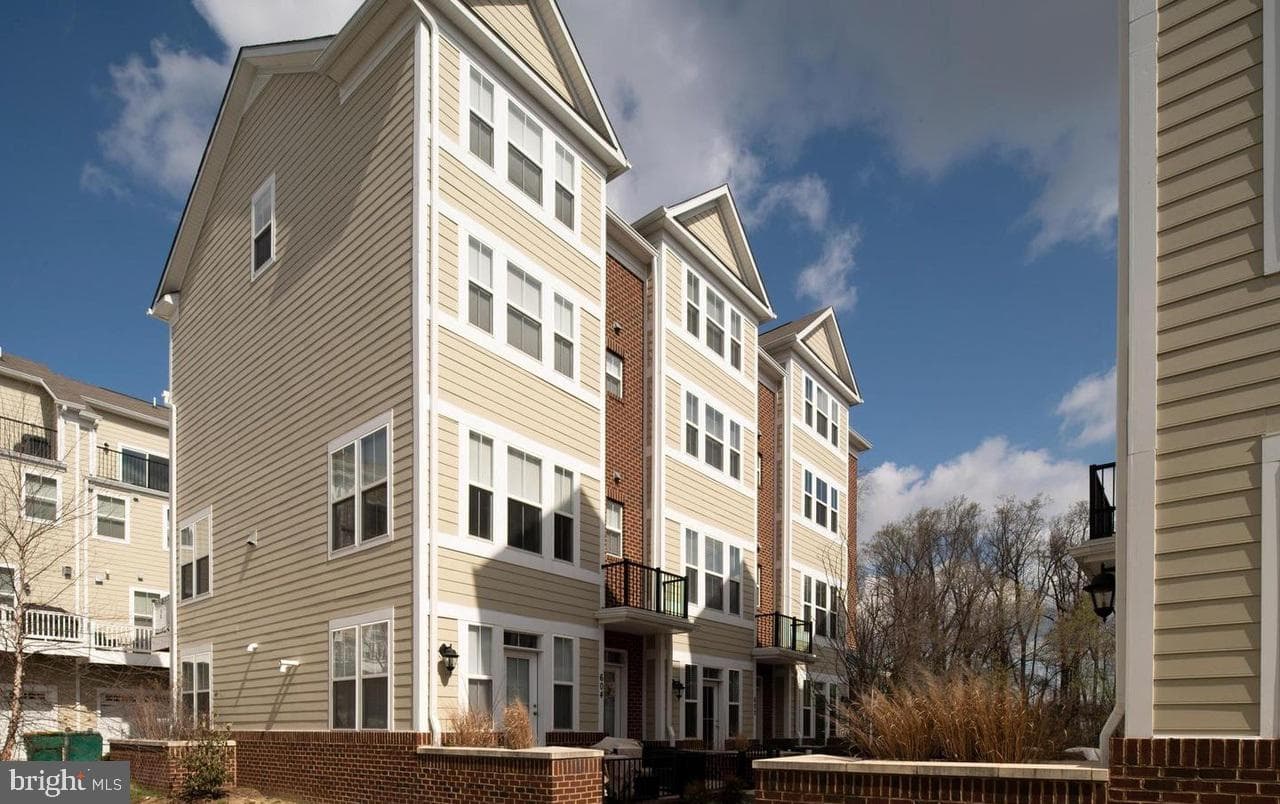 602 James Walker Place photo 4