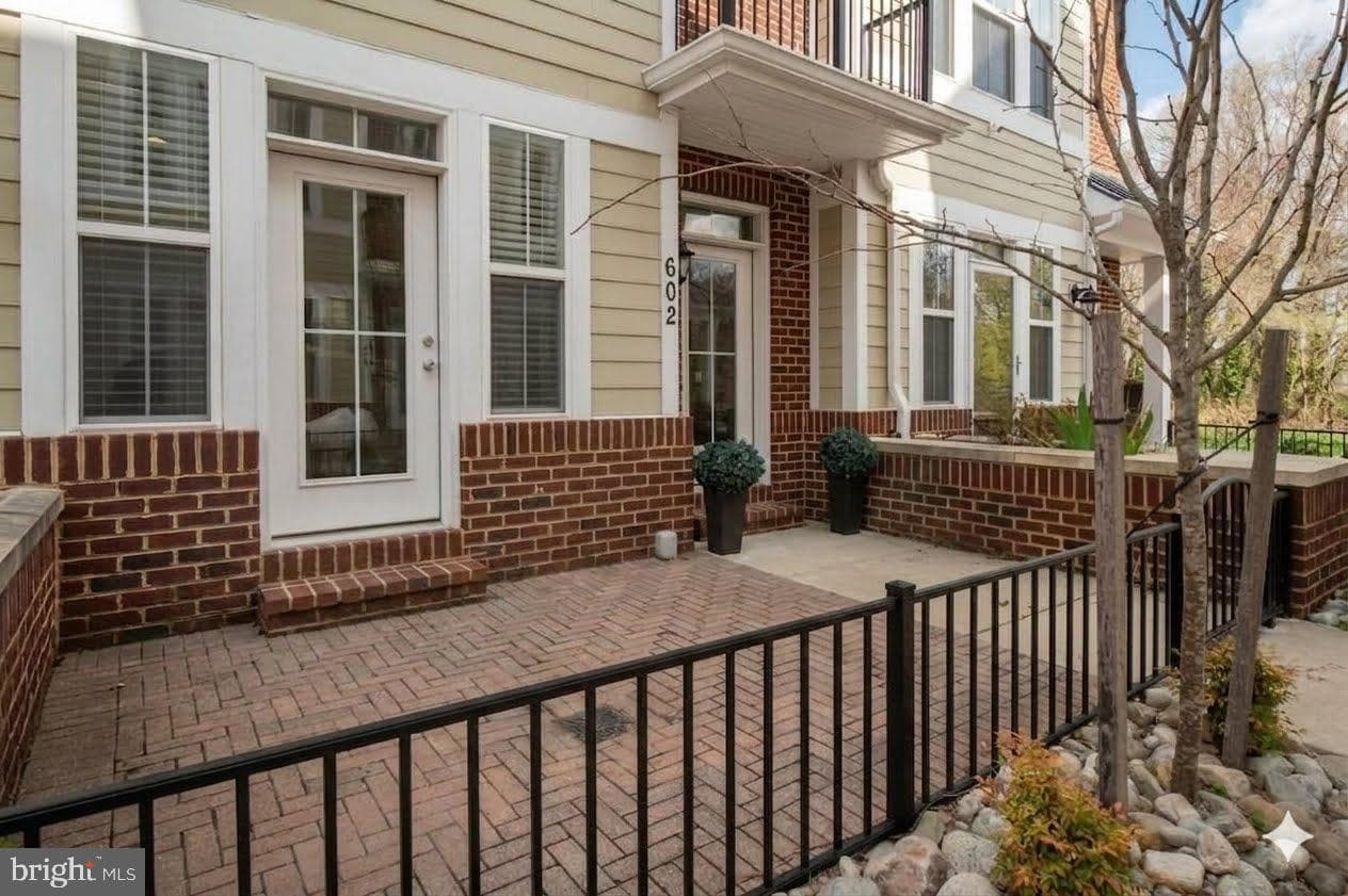 602 James Walker Place photo 5